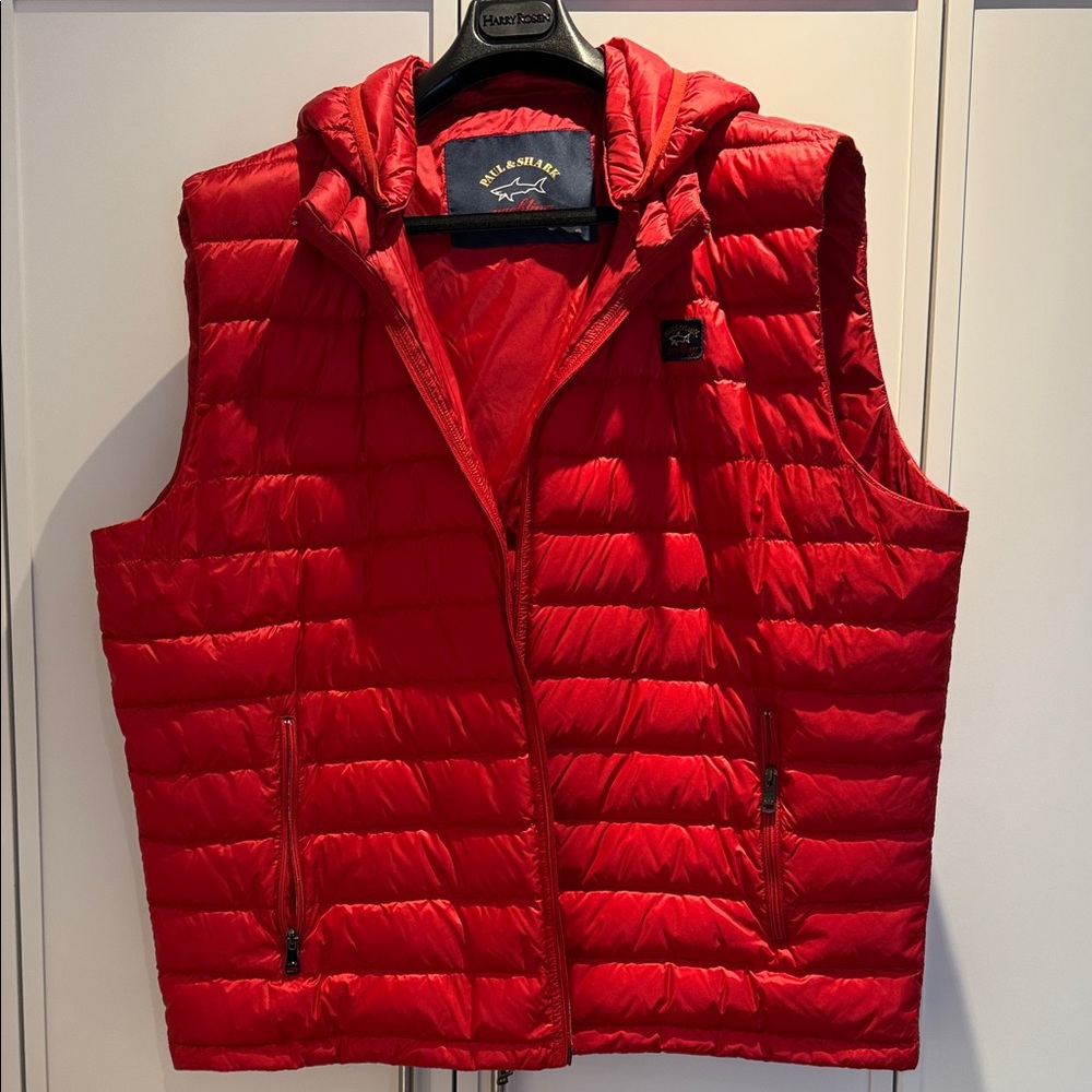 Paul & Shark ULTRALIGHT GILET WITH ICONIC
BADGE CA$ 885.00 retail now
+
••.